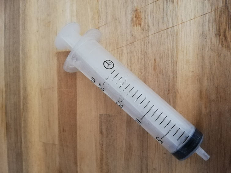 Spuit om sealant in de band te spuiten