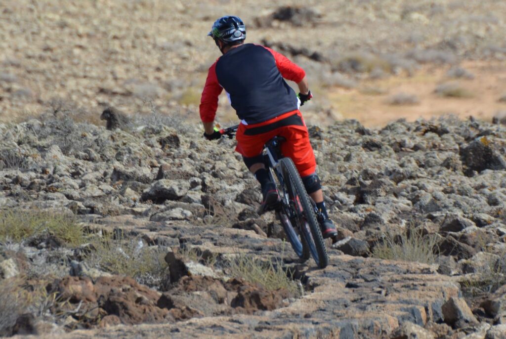 Mountainbiken op ruig terrein