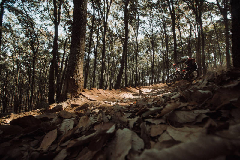 mountainbikerit fotograferen met de camera op de grond