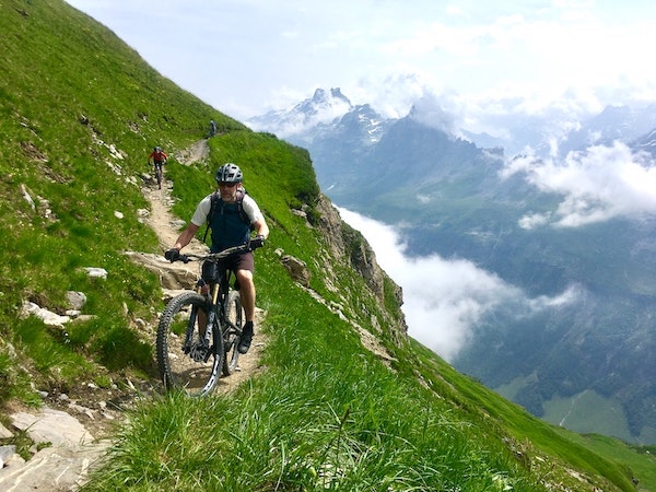 mountainbiken zomersport in de bergen