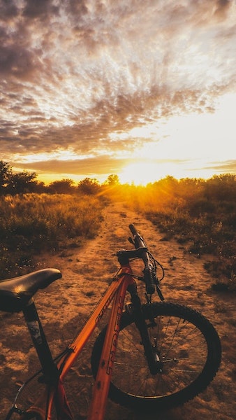 Mountainbiken zomersport avond ochtend