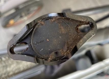 Zadelpen kraakt, vuil tussen verbinding zadel en zadelpen