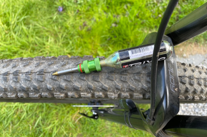 dynaplug-air-tubeless-tool-co2 Dynaplug Air tubeless repair tool met CO2